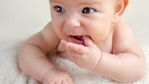 Le doublement des gencives chez bébé : diagnostic, symptômes, traitements