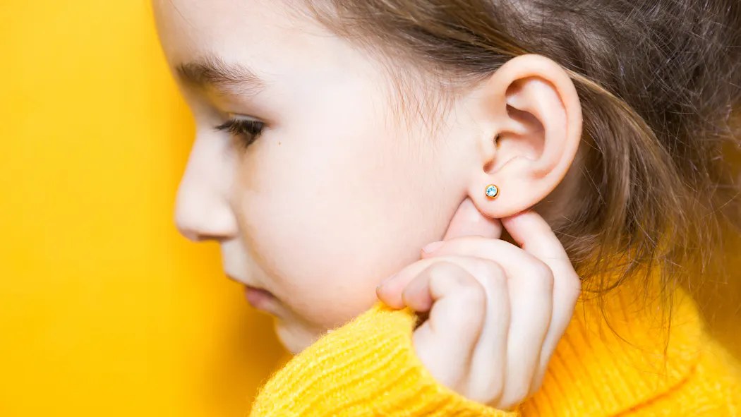 Boucles d'oreille pour enfants : à partir de quel âge ? | PARENTS.fr
