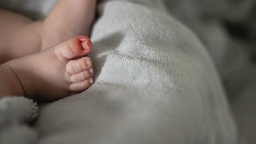 Bébé a un ongle incarné : que faire ? | PARENTS.fr