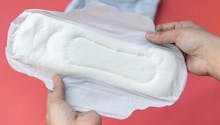 Post-partum : zoom sur les serviettes et autres protections “maternité”