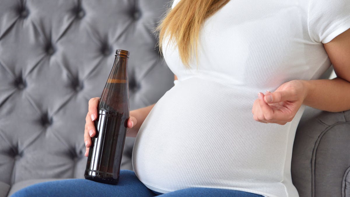 femme enceinte avec bière 