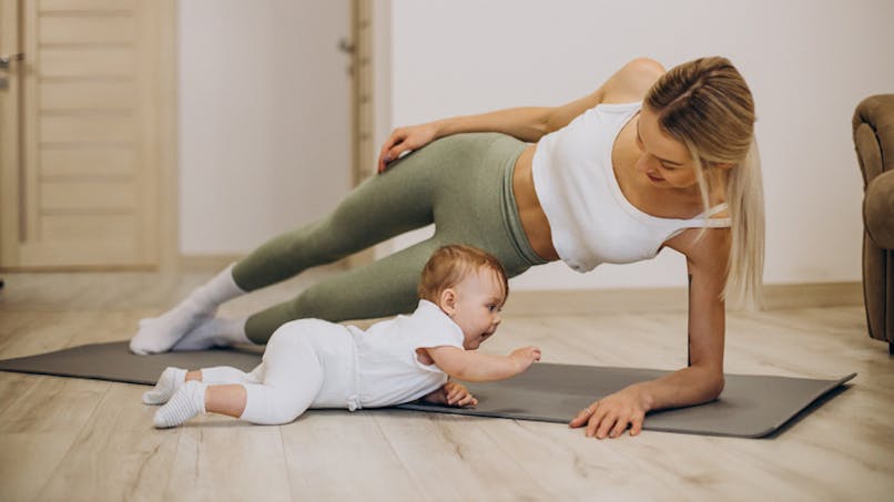 bébé à côté de maman qui fait du yoga