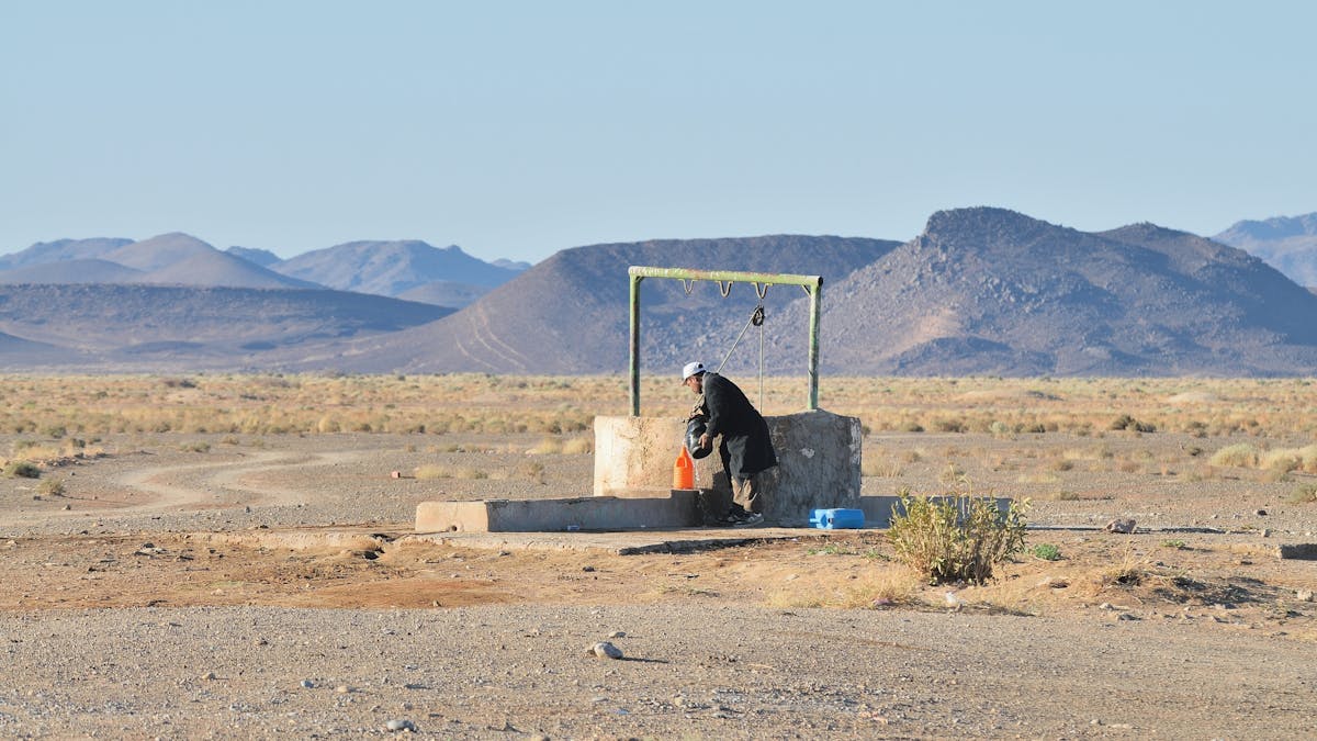 Un homme récupère de l'eau dans un puits au Maroc.