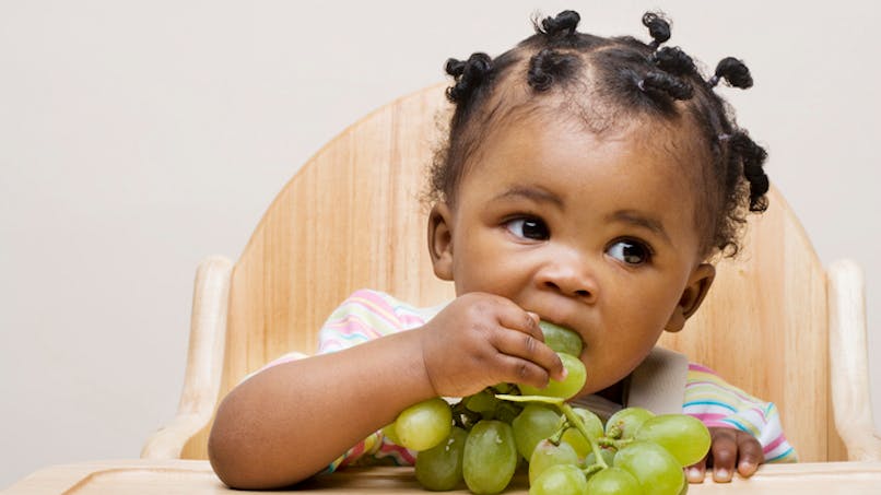 bébé qui mange du raisin