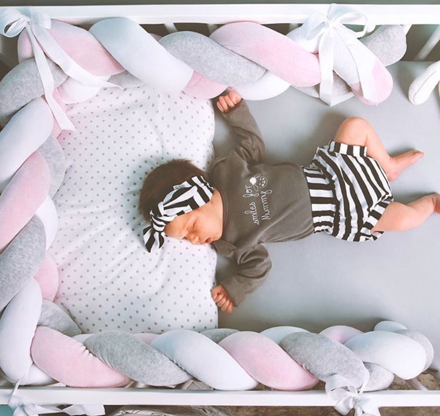 Tour de lit tressé : quels sont les dangers pour le bébé ? | PARENTS.fr