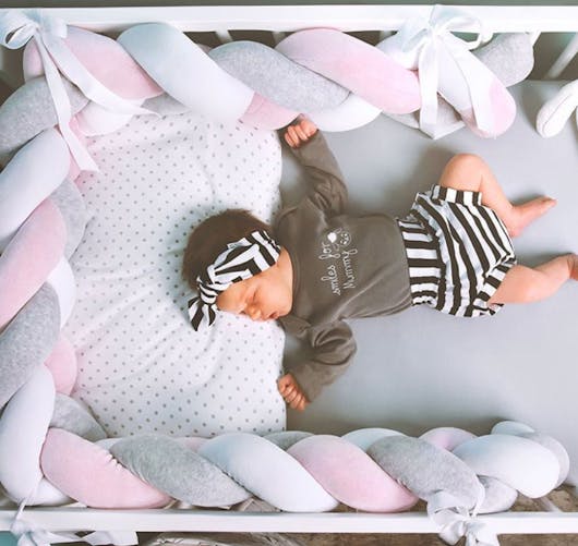 Tour de lit tressé : quels dangers pour le bébé ? 