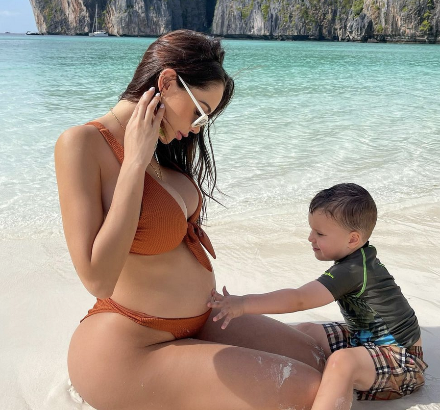 Nabilla Enceinte Elle Compare Son Futur Bebe A Une Papaye Parents Fr