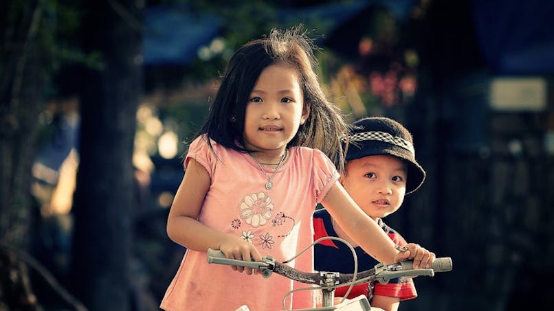 petite fille à vélo avec son frère