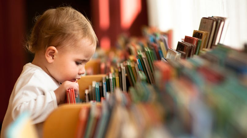 bébé dans une bibliothèque