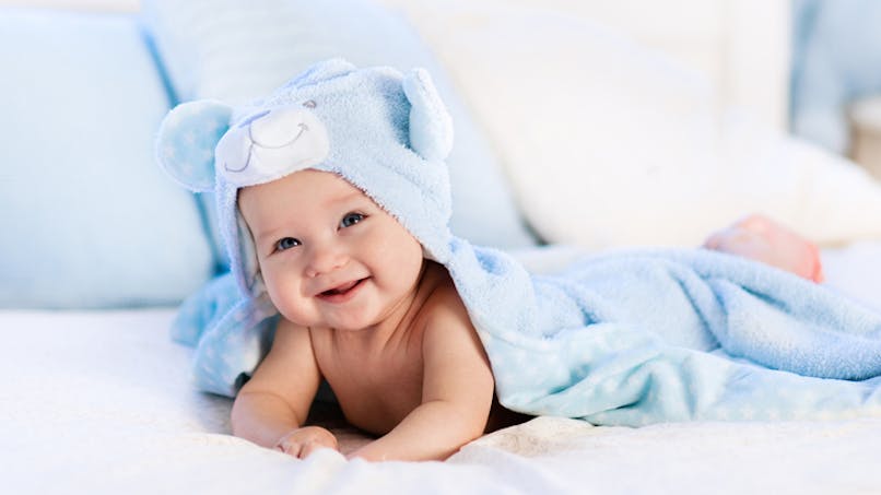 bébé avec serviette