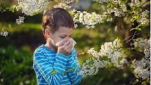 Allergies aux pollens, que faire pour que mon enfant en souffre moins ?