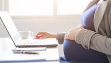 Grossesse : les femmes enceintes trop souvent discriminées, pour la Défenseure des droits