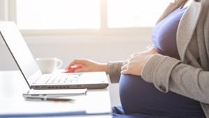 Grossesse : les femmes enceintes trop souvent discriminées, pour la Défenseure des droits 