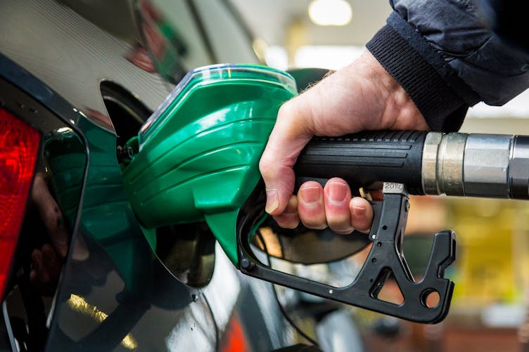 Hausse des prix du carburant : Jean Castex annonce une remise de 15 centimes par litre à partir du 1er avril.