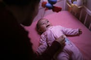 Journée internationale du sommeil : quel est l'impact des nuits hachées sur les parents de jeunes enfants ?