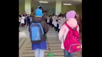 L'émouvante vidéo de deux enfants ukrainiens ovationnés pour leur premier jour d’école en Italie
