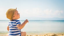 Comment protéger bébé du soleil ? Les conseils d'un dermatologue