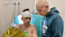 Guerre en Ukraine : l'histoire derrière la photo d'une maman blessée allaitant son bébé