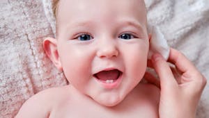 Comment bien nettoyer les oreilles d'un bébé ? Les conseils d'un spécialiste