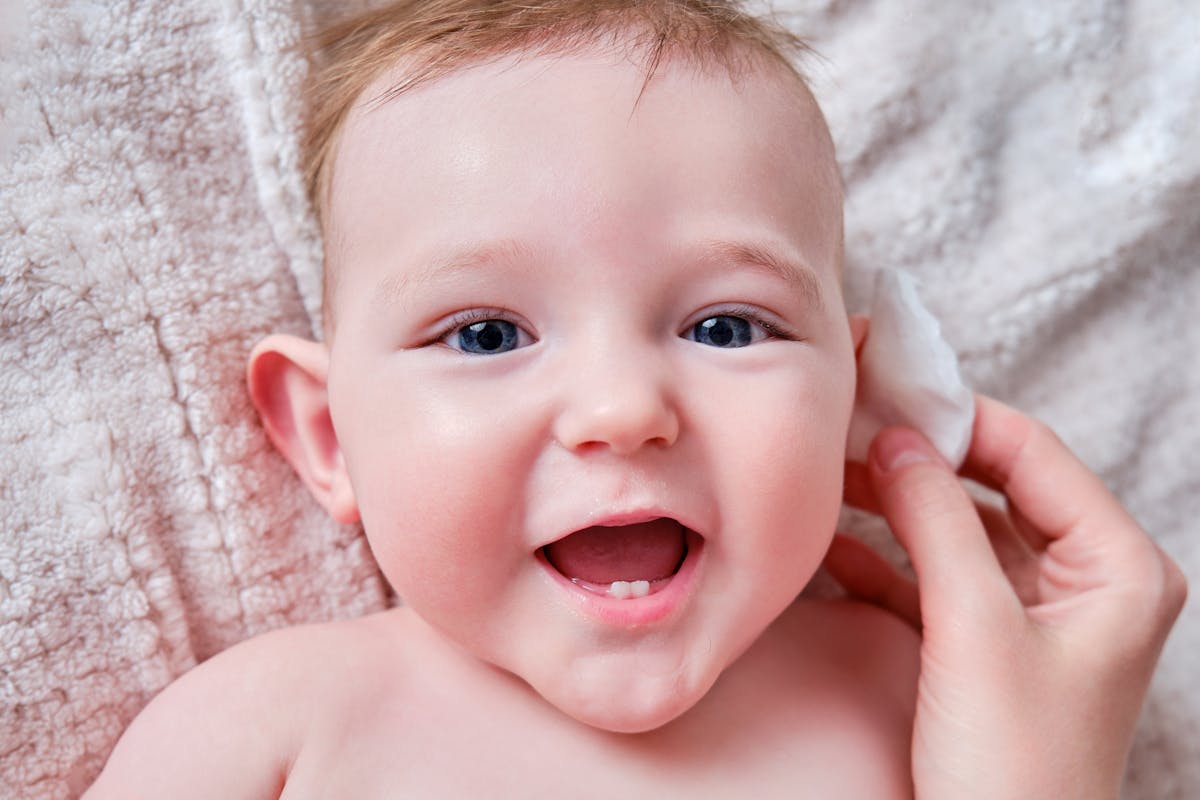 Nettoyer les oreilles d'un bébé : les conseils d'un spécialiste