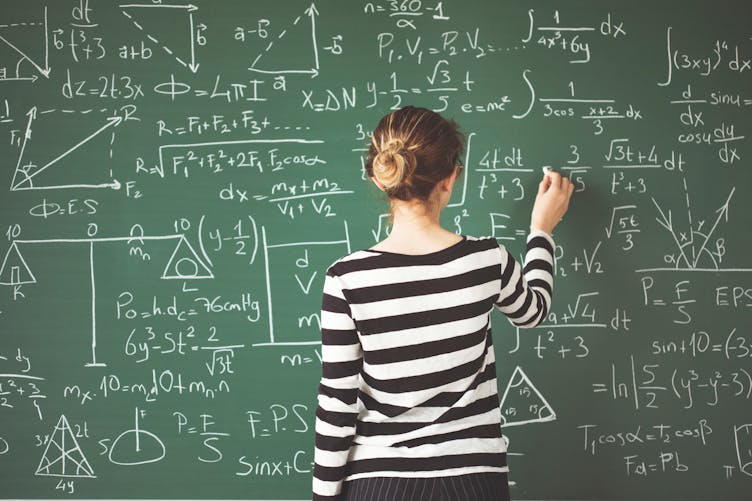 adolescente faisant des maths au tableau