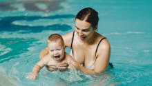 A la mer ou à la piscine : quelle couche de bain choisir pour baigner bébé ?
