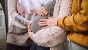 Toucher le ventre des femmes enceintes ? La réaction de cette future maman divise les internautes