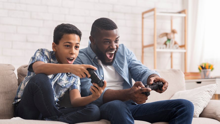 père et fils jouant à un jeu vidéo