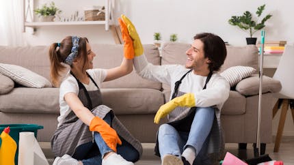 Tâches ménagères : quelle est celle que les hommes détestent le plus ? 