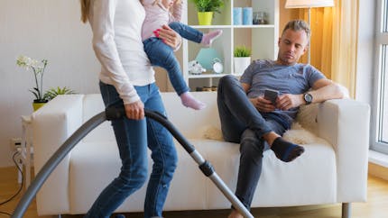 Tâches domestiques : combien de Françaises sont favorables à un “délit de non-partage” ?