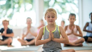 Le yoga pour enfants : à partir de quel âge ? Quels types de leçons et quelles postures ? 
