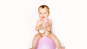 Bébé nourri au lait artificiel  : à quoi ressemblent ses selles ? Quand faut-il s'inquiéter ?