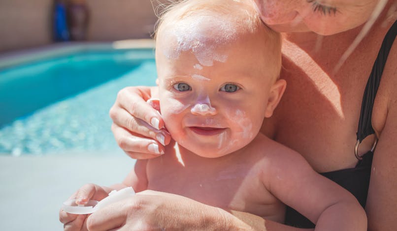 Crème solaire pour bébé et enfant : comment bien la choisir ? 