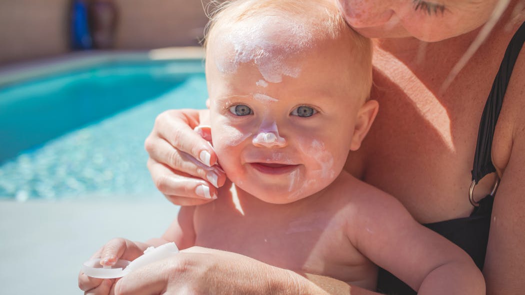 Crème solaire pour bébé et enfant : comment bien la choisir ? 
