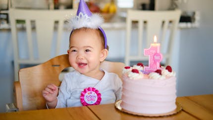 Bébé a 1 an : conseils de pro pour réussir son premier gâteau d'anniversaire