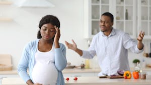 Un couple se dispute sur le choix du prénom de leur bébé, la future maman appelle à l'aide