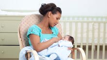 Bébé allaité : à quoi ressemblent ses selles ? Quand faut-il s'inquiéter ?