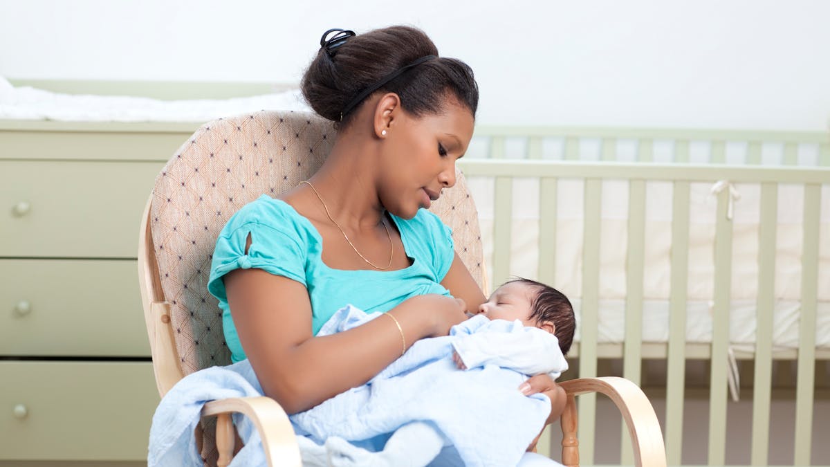 Bébé allaité : à quoi ressemblent ses selles ? Quand faut-il s'inquiéter ? 
