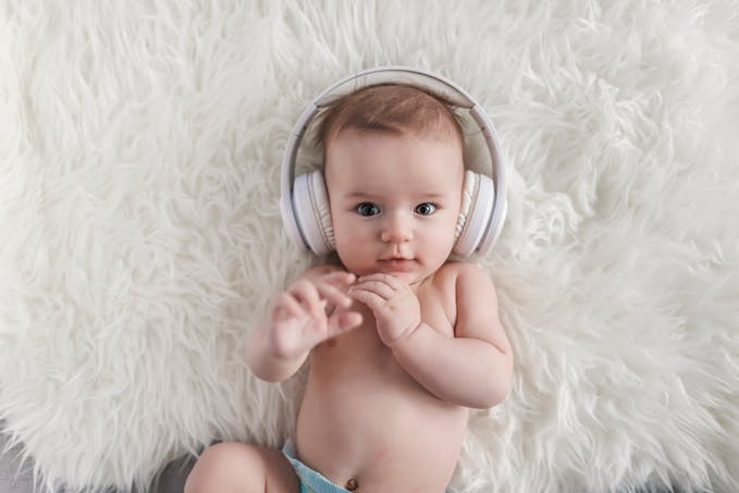 bébé avec des écouteurs