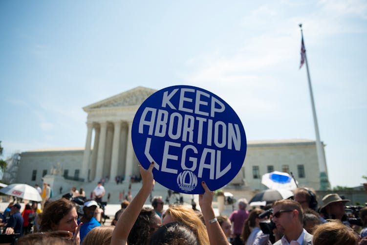 Des manifestants et manifestantes aux États-Unis demandent à ce que l'avortement reste légal.