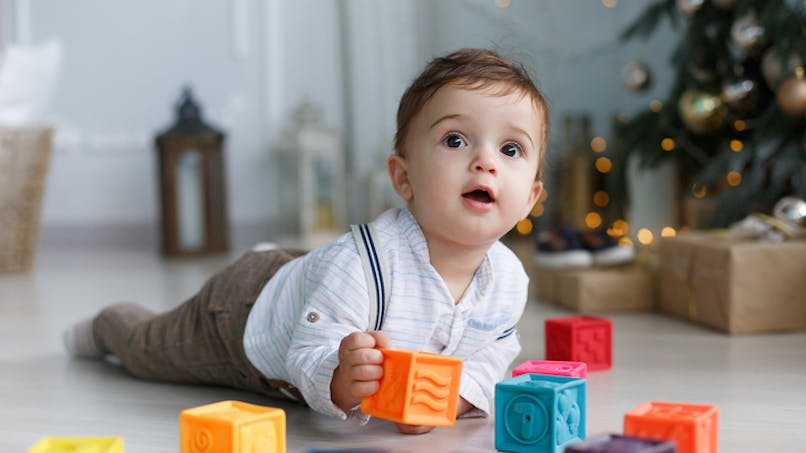 bébé jouant avec des cubes