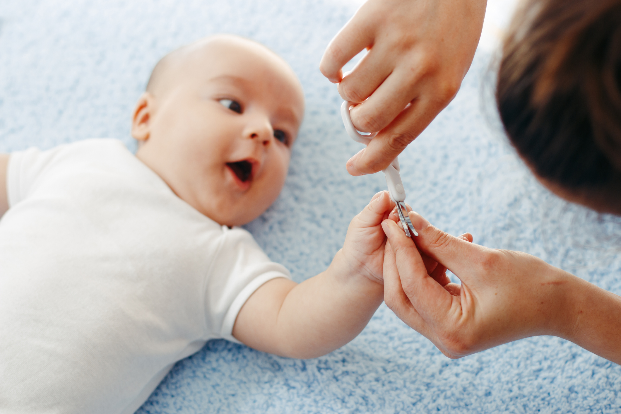 Comment Bien Couper Les Ongles De Bébé ? A Partir De Quel Âge ? | Parents.fr