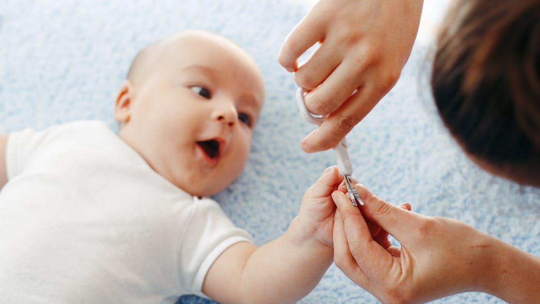 Comment bien couper les ongles de bébé ? A partir de quel âge ? 