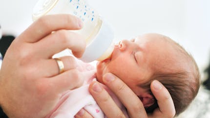  Pénurie de lait infantile aux États-Unis : des mères proposent de donner leur lait à des parents désespérés