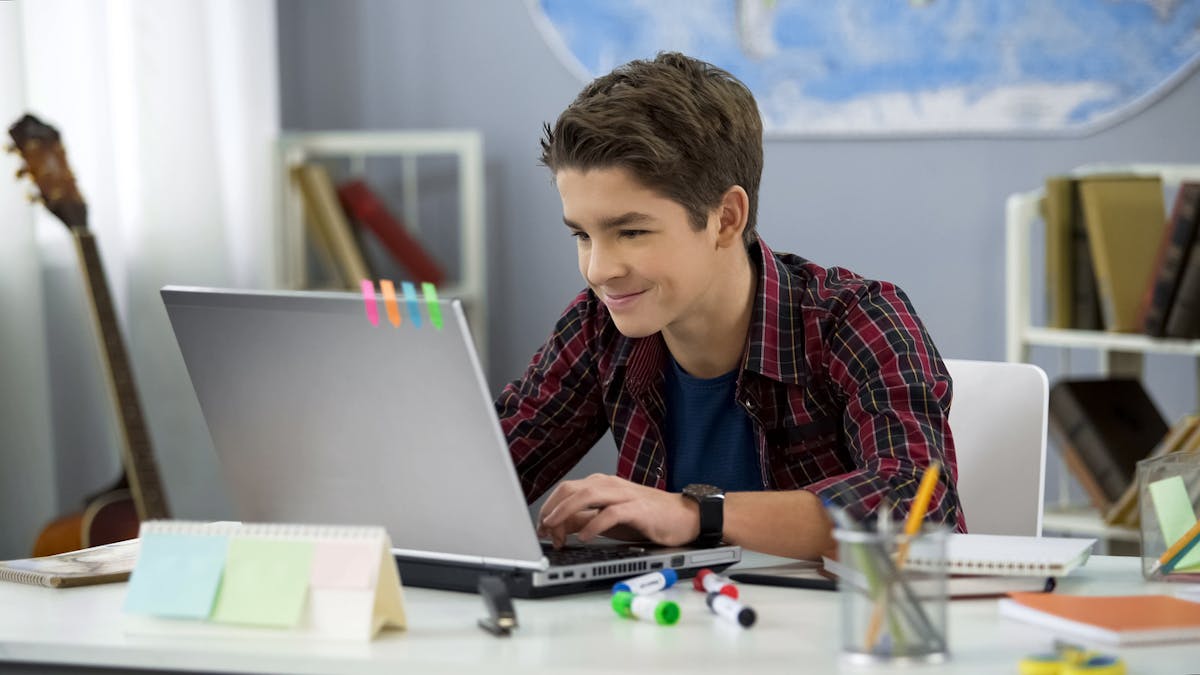 adolescent devant son ordinateur