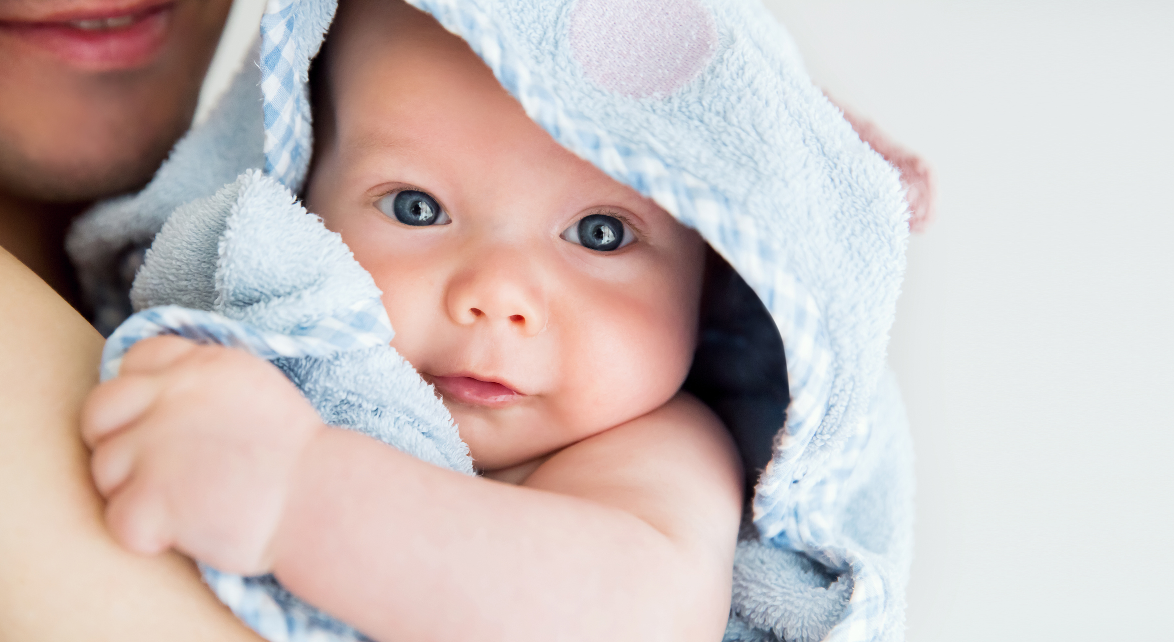 Le bain enveloppé de bébé : pourquoi et comment le pratiquer ?
