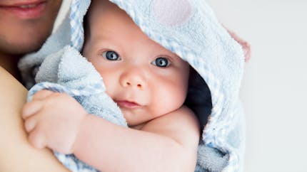 Le bain enveloppé de bébé : pourquoi et comment le pratiquer ? 