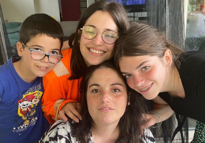 Laëtitia Servières (Familles nombreuses) : ses enfants publient une photo d’elle jeune et lui rendent un hommage trop mignon
