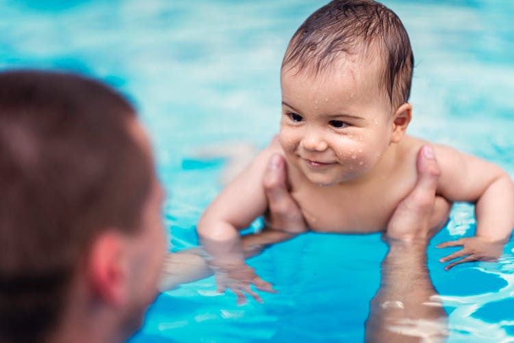 bébé dans une piscine