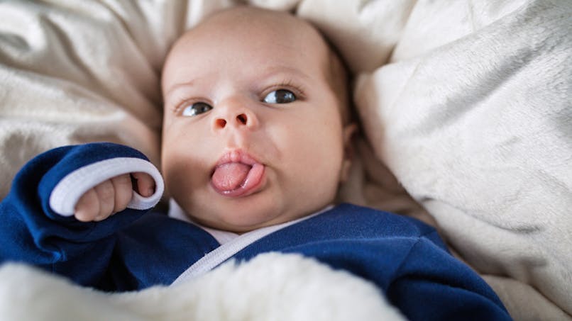 bébé tire la langue